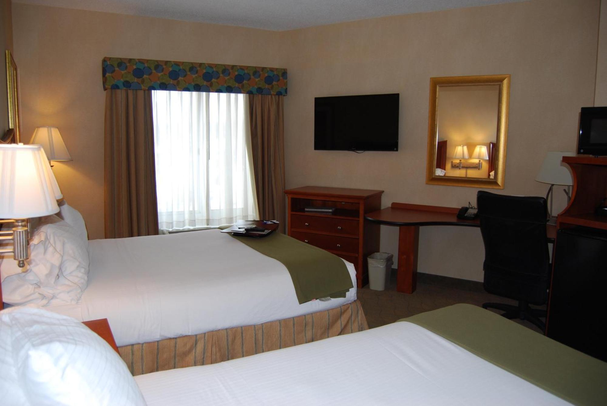 Hotel Holiday Express & By Ihg 3*